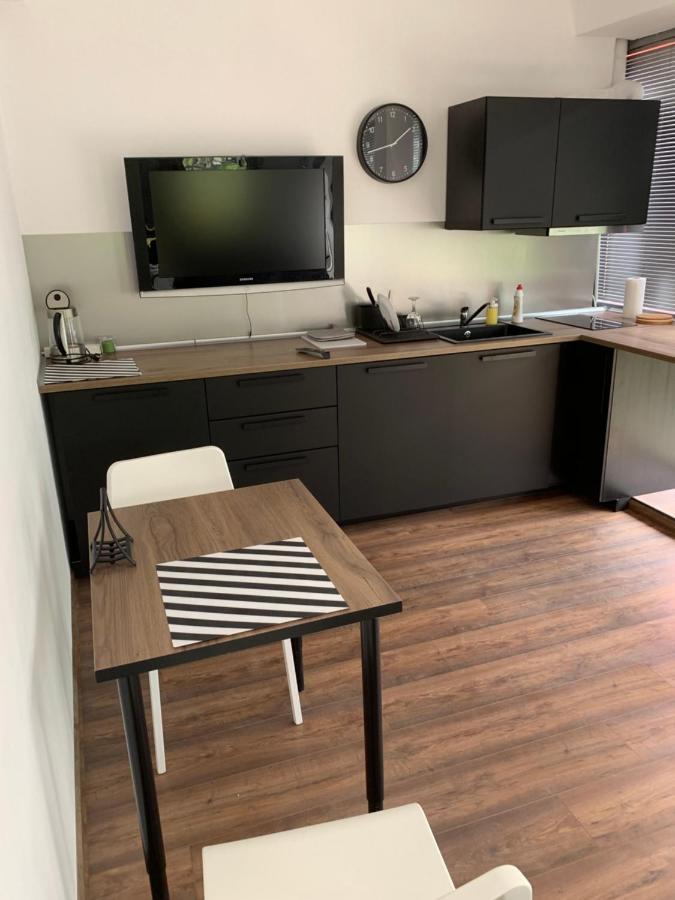 Lilia 3 Self-check In With Hot Water Despite Prevention In The Neighborhood, Food And Drink Shop Open Until 10 Pm And Free Parking Area Next Ot 24 Food And Drink Shop And Free Parking Area Sofia
